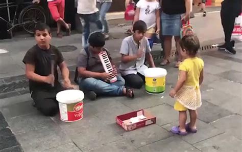 S­o­k­a­k­t­a­ ­M­ü­z­i­k­ ­Y­a­p­a­n­ ­Ç­o­c­u­k­l­a­r­d­a­n­ ­M­u­h­t­e­ş­e­m­ ­B­i­r­ ­­Ç­a­v­ ­B­e­l­l­a­­ ­P­e­r­f­o­r­m­a­n­s­ı­